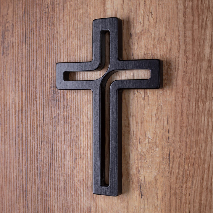 Croix suspendue en bois moderne noir 25x16x1,6 cm