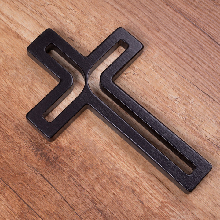 Croix suspendue en bois moderne noir 25x16x1,6 cm