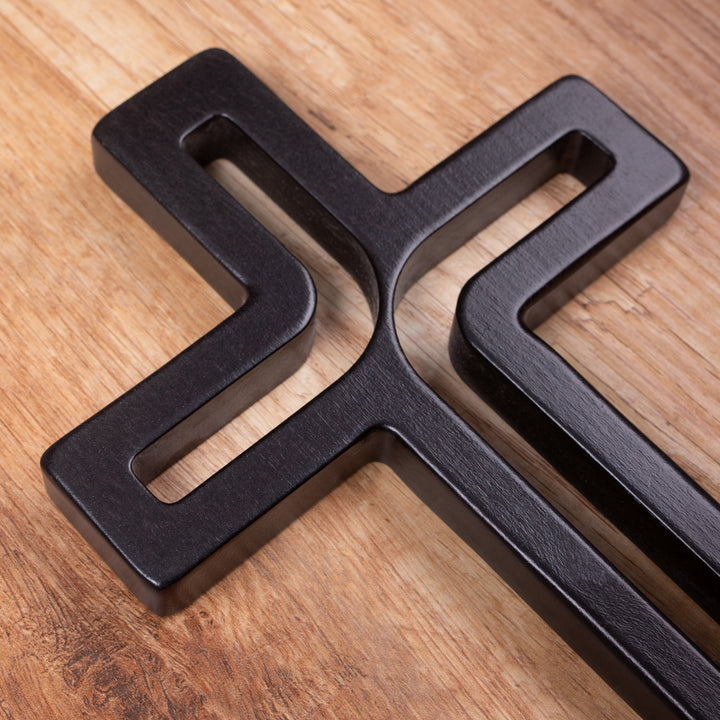 Croix suspendue en bois moderne noir 30x18x1,8 cm