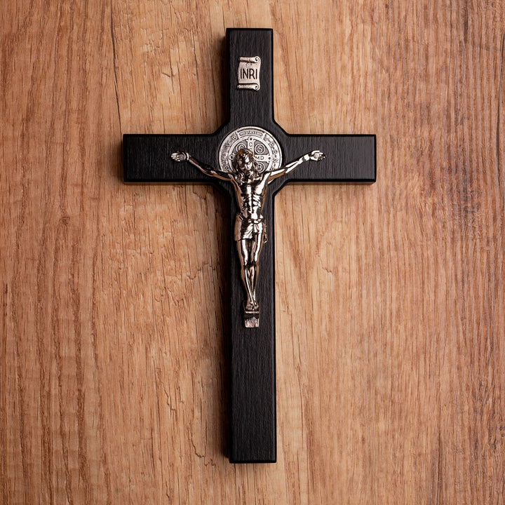 Croix de St Benoît en bois suspendue avec pasque noir 18x10x1.8cm