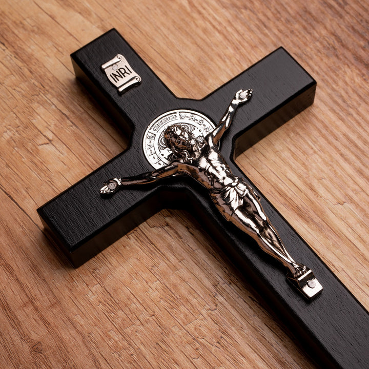 Croix de St Benoît en bois suspendue avec pasque noir 18x10x1.8cm