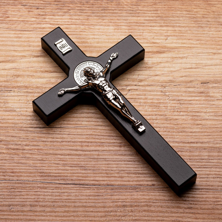 Croix de St Benoît en bois suspendue avec pasque noir 28x16x1.8cm