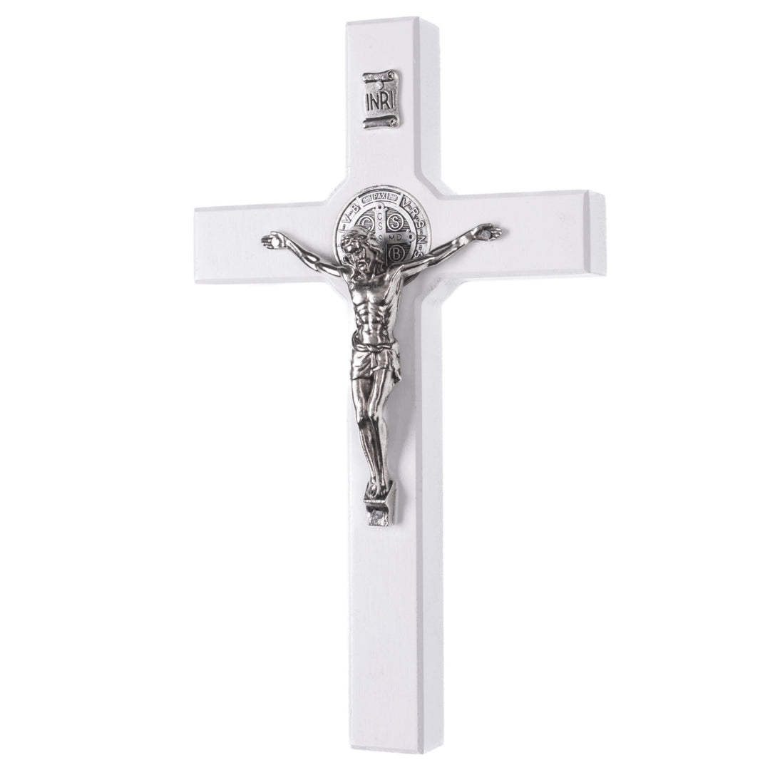 Croix suspendue en bois de St Benoît avec pasque, blanc 28x16x1.8cm