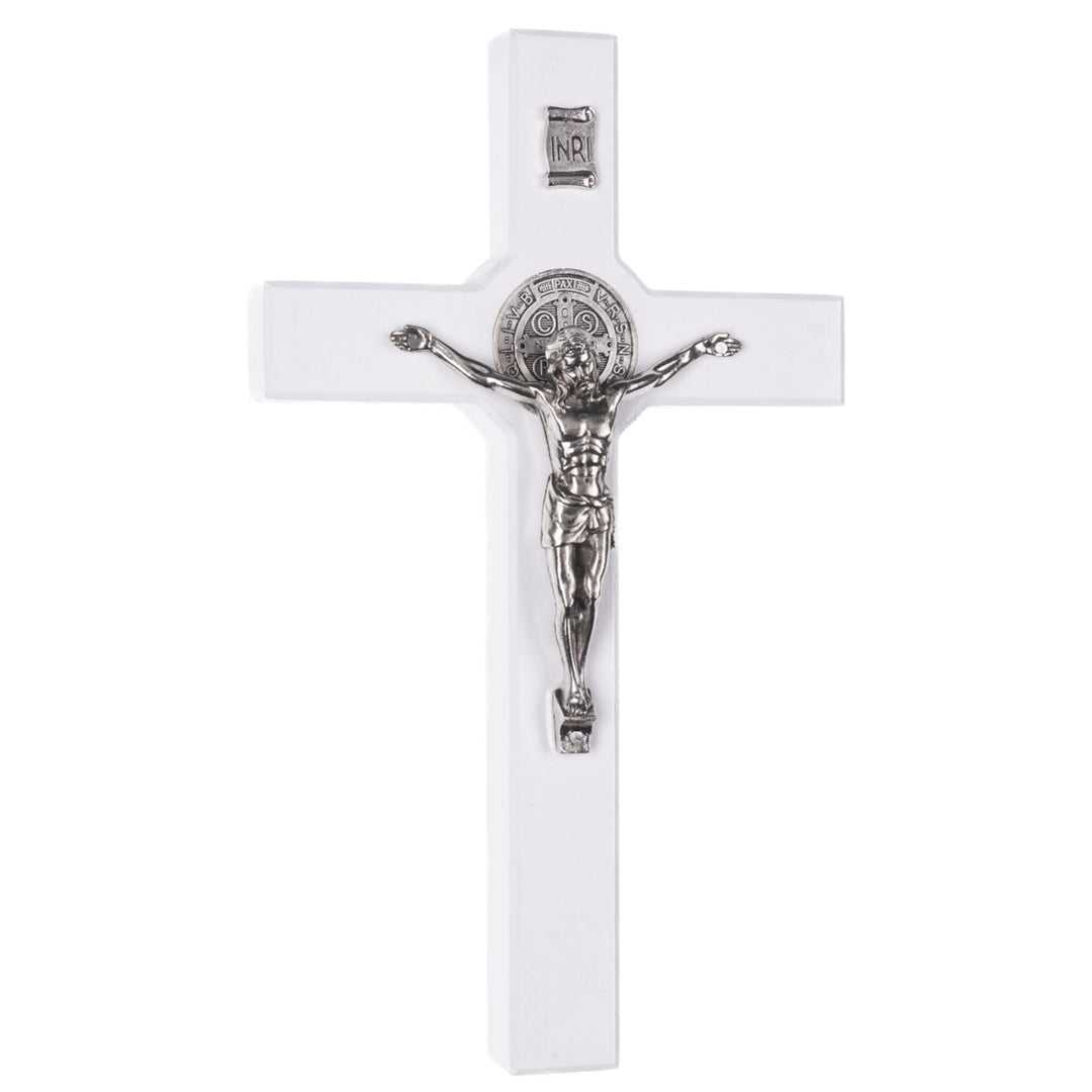 Croix suspendue en bois de St Benoît avec pasque, blanc 28x16x1.8cm