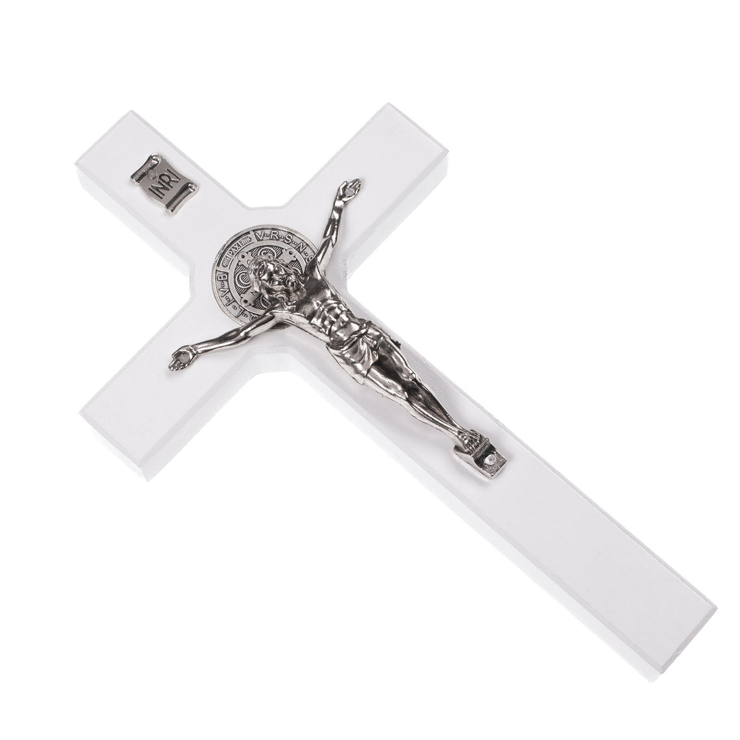 Croix suspendue en bois de St Benoît avec pasque, blanc 28x16x1.8cm