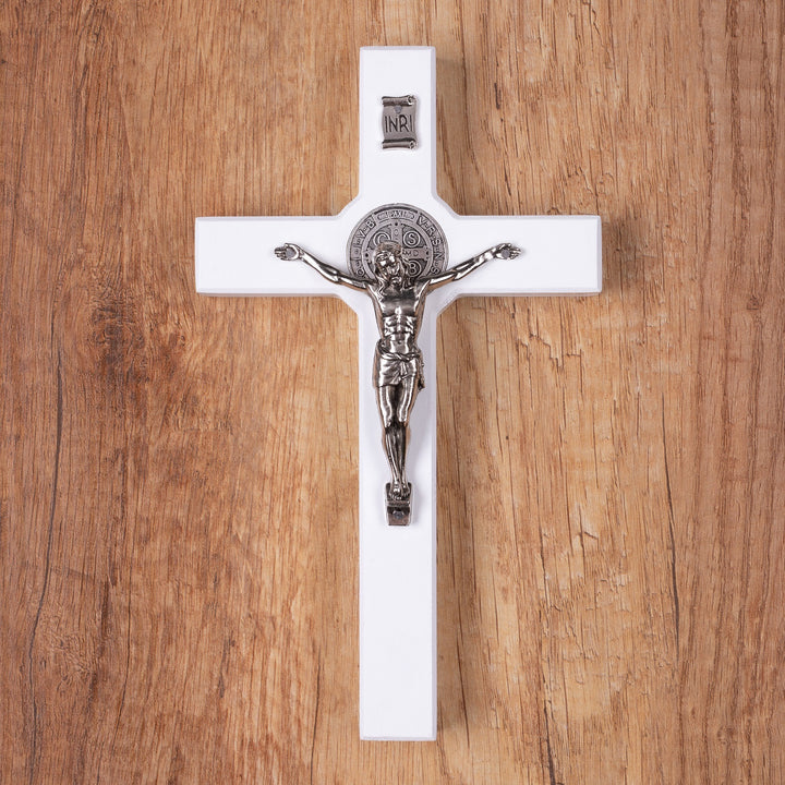 Croix suspendue en bois de St Benoît avec pasque, blanc 28x16x1.8cm
