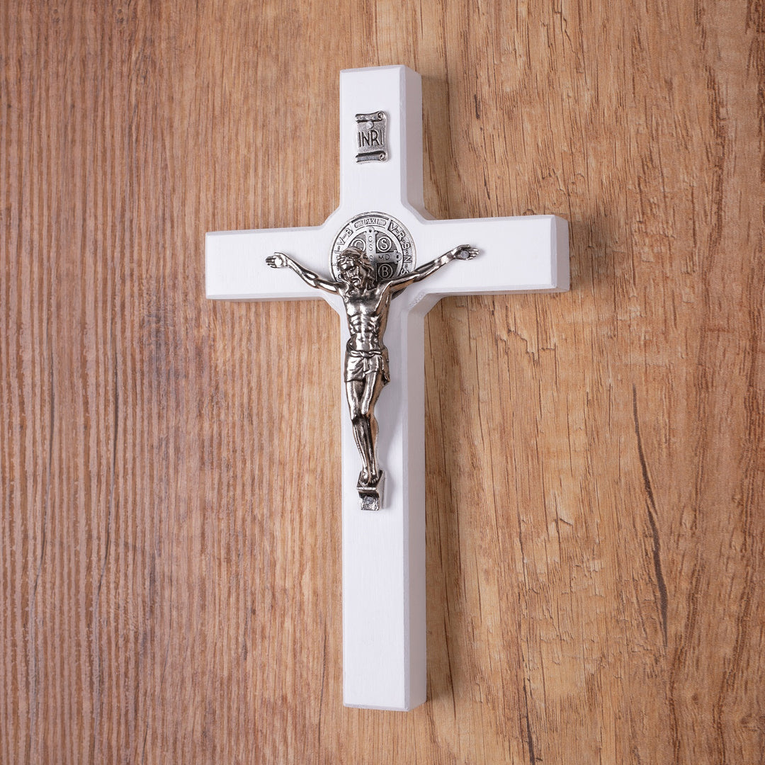 Croix suspendue en bois de St Benoît avec pasque, blanc 28x16x1.8cm