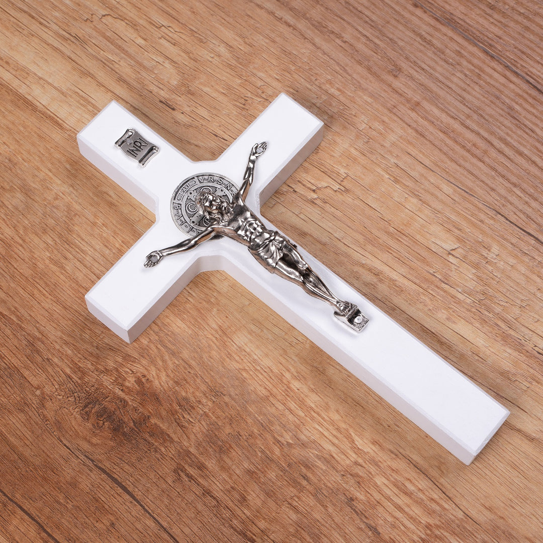 Croix suspendue en bois de St Benoît avec pasque, blanc 28x16x1.8cm