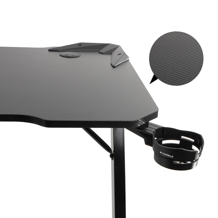 Découvrez le grand pupitre de jeu noir NanoRS. Supportant jusqu'à 150kg, hauteur ajustable (750mm), dimensions spacieuses (110x60x1.5cm), avec porte-gobelet et casque intégrés. Modèle : RS345.