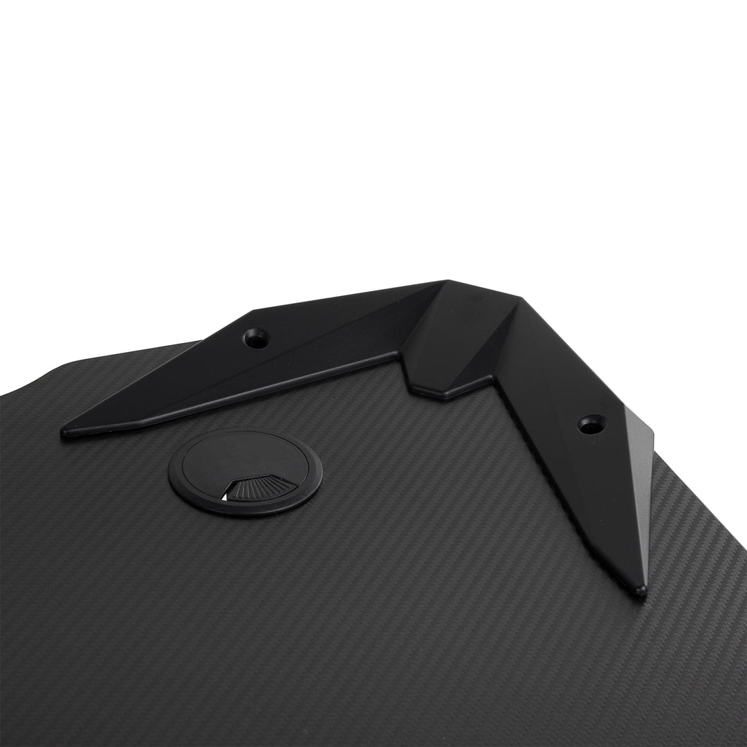 Découvrez le grand pupitre de jeu noir NanoRS. Supportant jusqu'à 150kg, hauteur ajustable (750mm), dimensions spacieuses (110x60x1.5cm), avec porte-gobelet et casque intégrés. Modèle : RS345.