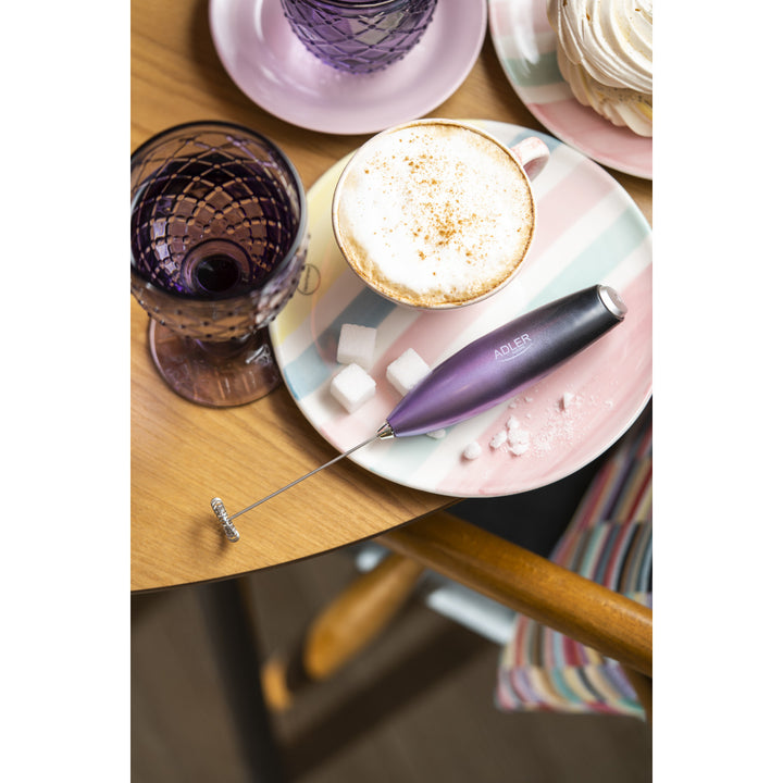 Adler AD 4499 Mousseur à lait avec support violet et noir