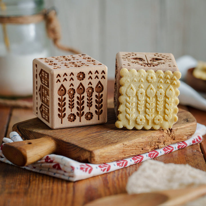 Cube à gâteau gravé Goody Woody, 6 cm, bois de hêtre, 6 motifs, style scandinave