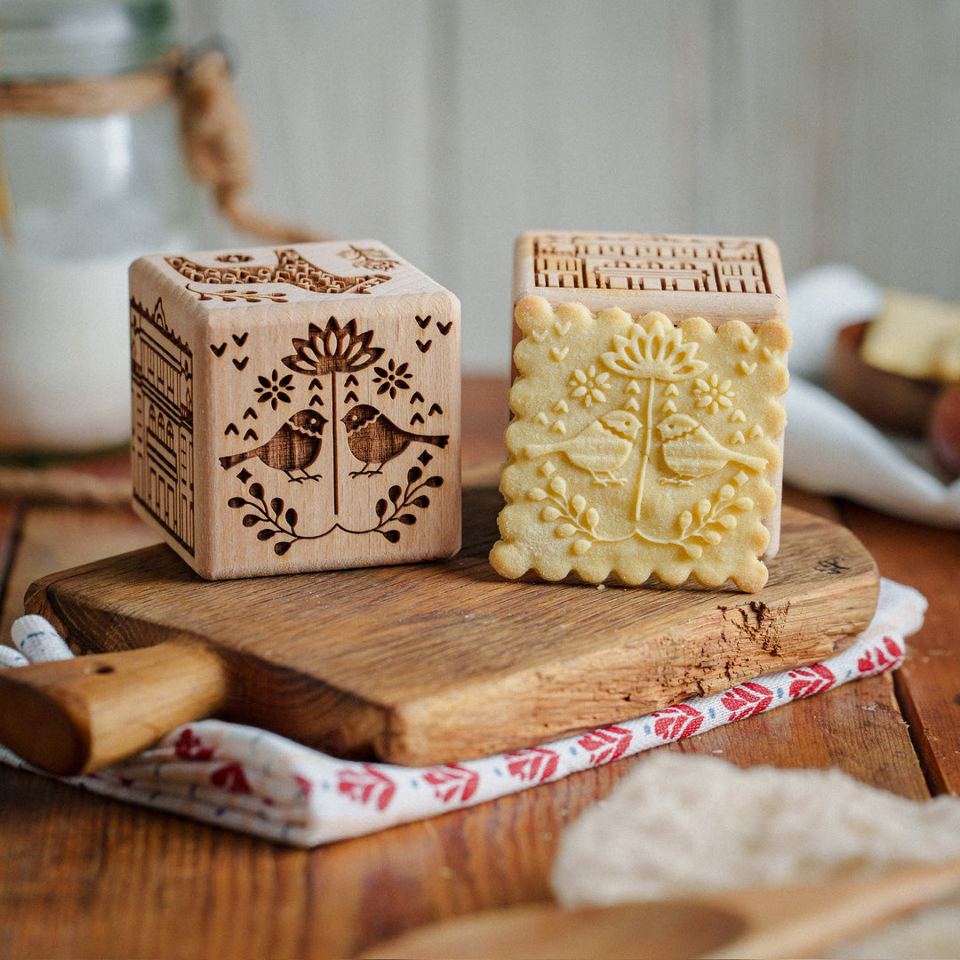 Cube à gâteau gravé Goody Woody, 6 cm, bois de hêtre, 6 motifs, style scandinave