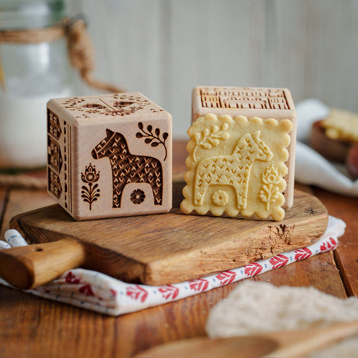 Cube à gâteau gravé Goody Woody, 6 cm, bois de hêtre, 6 motifs, style scandinave