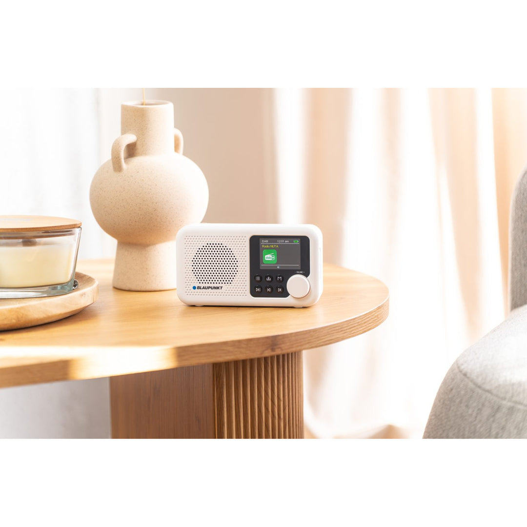 Radio portable Blaupunkt, radio numérique DAB+ et tuner FM, Bluetooth, sortie casque, écran couleur 2,4 pouces, fonction horloge et alarme, fonctionne sur batterie et rechargeable via USB-C, DR8WH.