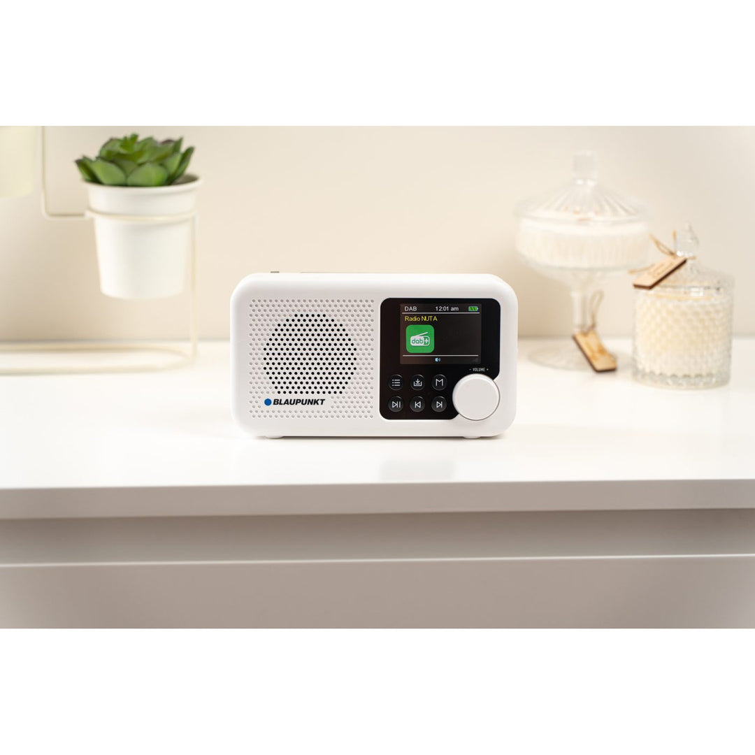 Radio portable Blaupunkt, radio numérique DAB+ et tuner FM, Bluetooth, sortie casque, écran couleur 2,4 pouces, fonction horloge et alarme, fonctionne sur batterie et rechargeable via USB-C, DR8WH.