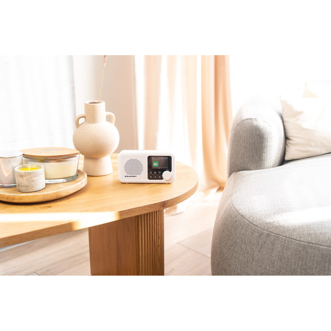 Radio portable Blaupunkt, radio numérique DAB+ et tuner FM, Bluetooth, sortie casque, écran couleur 2,4 pouces, fonction horloge et alarme, fonctionne sur batterie et rechargeable via USB-C, DR8WH.