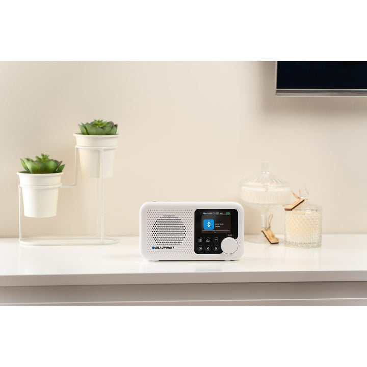Radio portable Blaupunkt, radio numérique DAB+ et tuner FM, Bluetooth, sortie casque, écran couleur 2,4 pouces, fonction horloge et alarme, fonctionne sur batterie et rechargeable via USB-C, DR8WH.