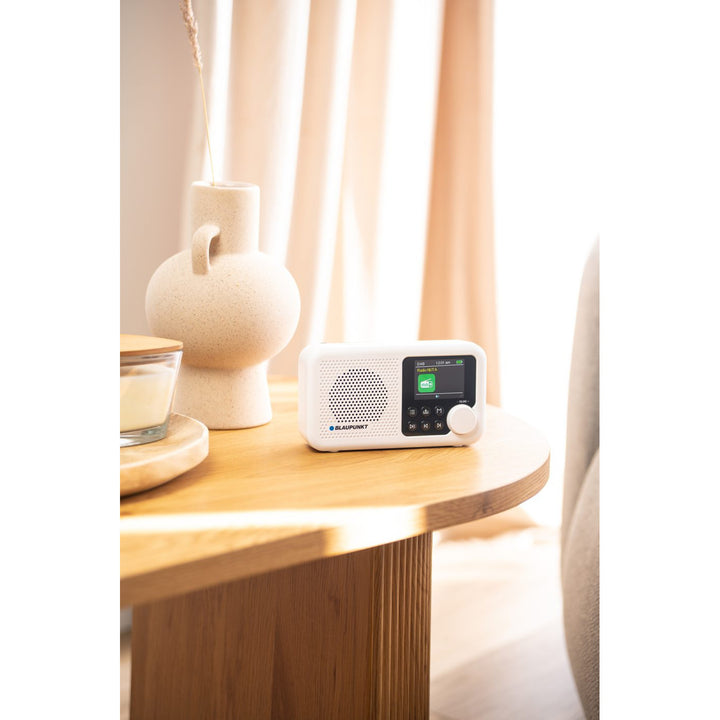 Radio portable Blaupunkt, radio numérique DAB+ et tuner FM, Bluetooth, sortie casque, écran couleur 2,4 pouces, fonction horloge et alarme, fonctionne sur batterie et rechargeable via USB-C, DR8WH.