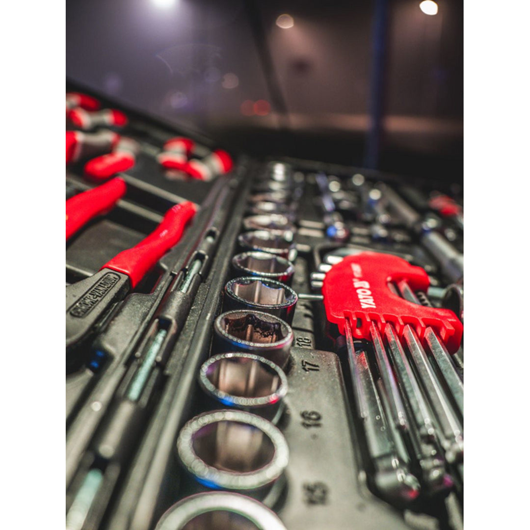 Coffret d'outils professionnel Yato, 122 pièces (clés à douille, douilles, tournevis, marteau), tournevis à embouts magnétiques et trempés, YT-38901