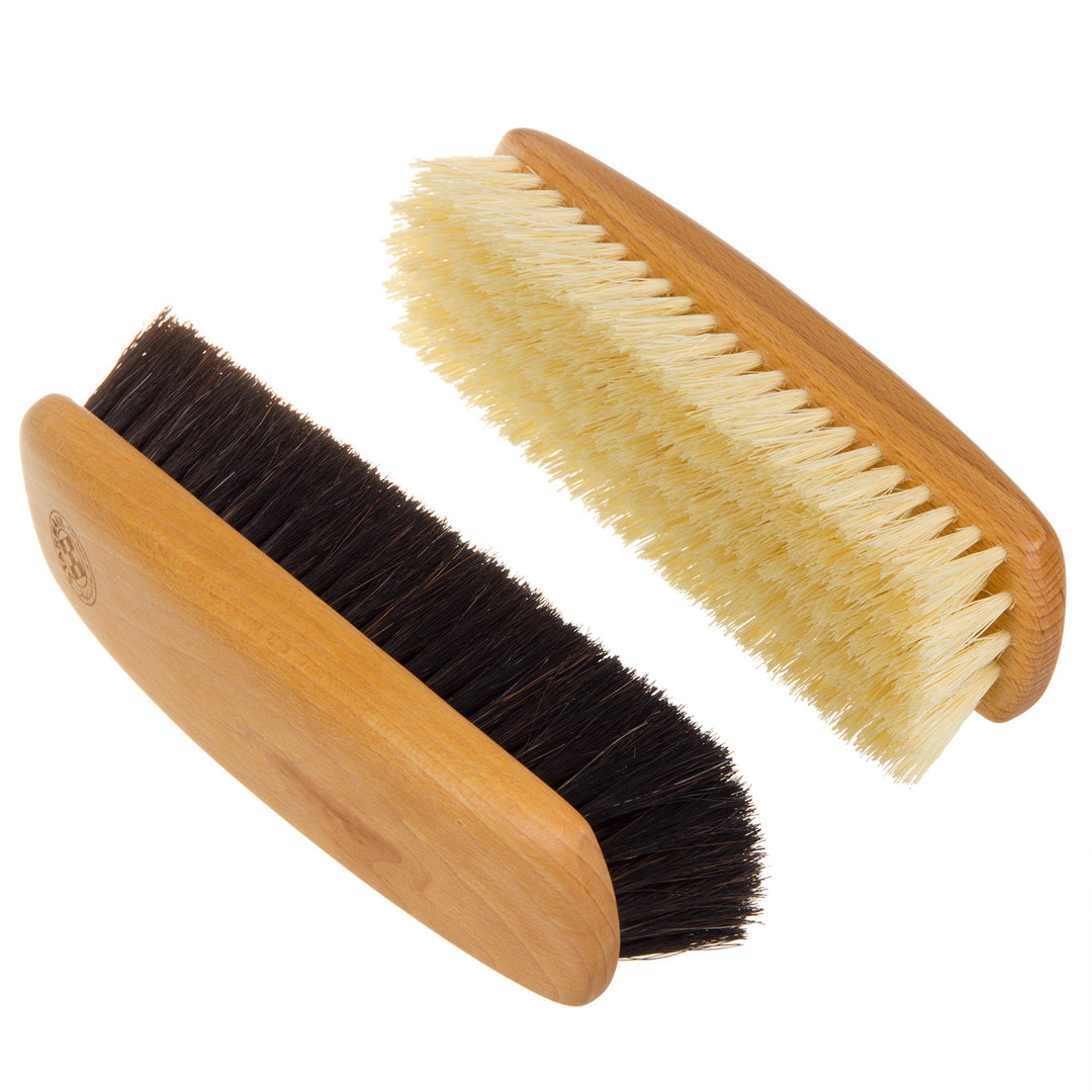 Lot de brosses à chaussures en bois de hêtre.