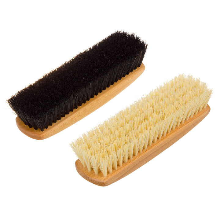 Lot de brosses à chaussures en bois de hêtre.