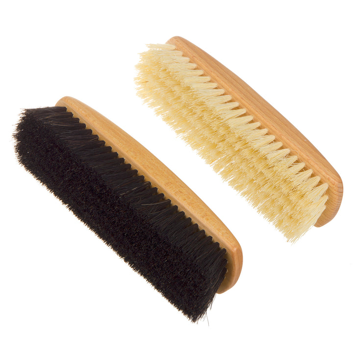 Lot de brosses à chaussures en bois de hêtre.