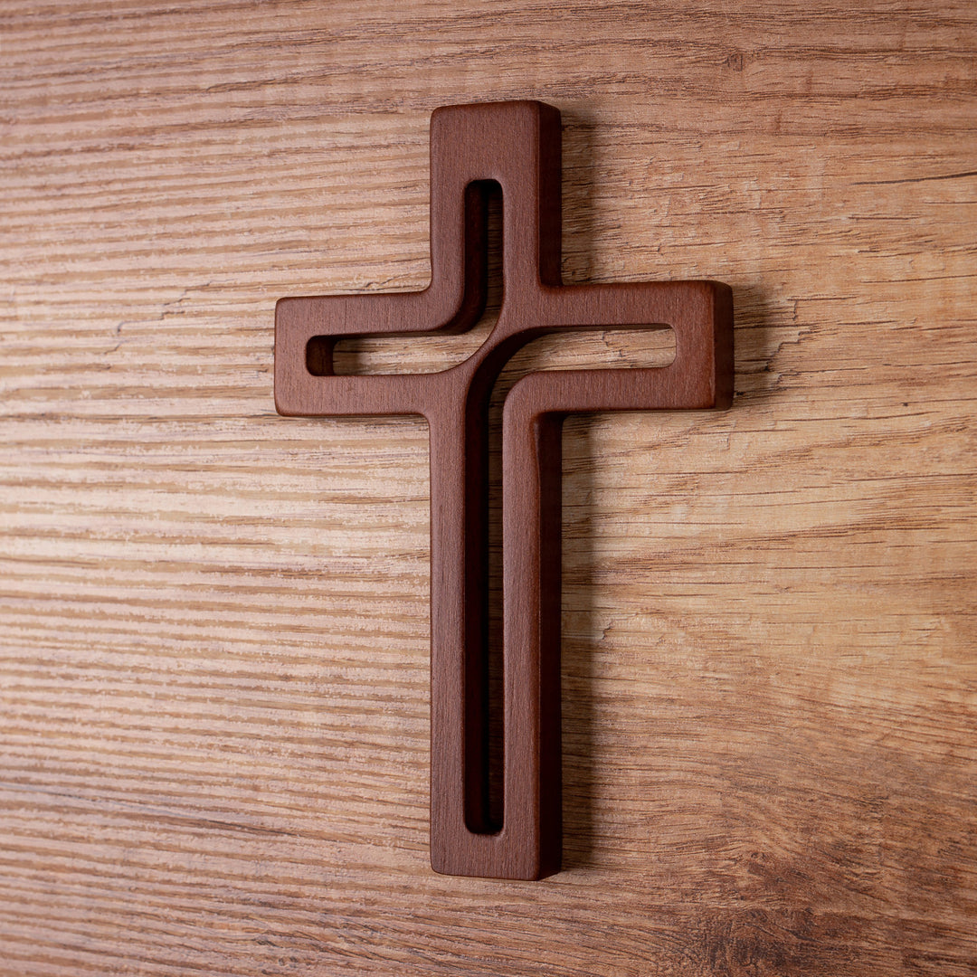 Croix suspendue en bois moderne marron 30x18x1,8 cm