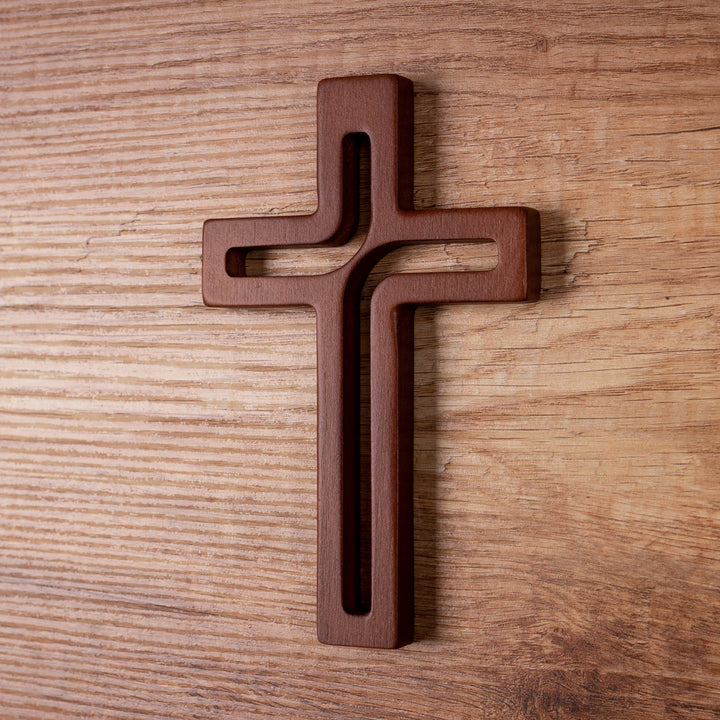 Croix suspendue en bois moderne marron 30x18x1,8 cm