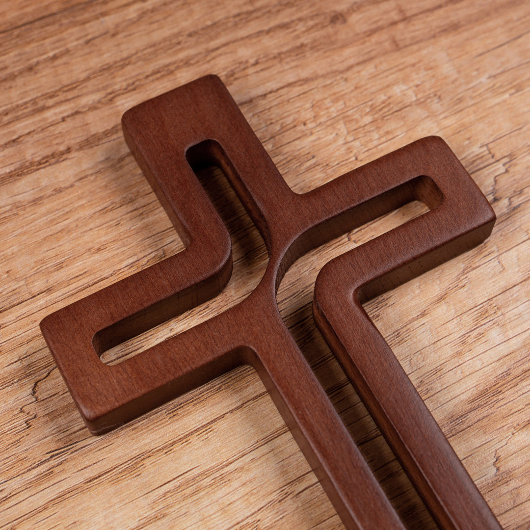 Croix suspendue en bois moderne marron 30x18x1,8 cm