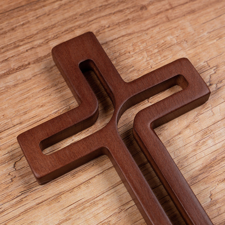 Croix suspendue en bois moderne marron 30x18x1,8 cm