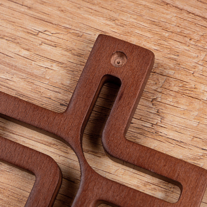 Croix suspendue en bois moderne marron 30x18x1,8 cm