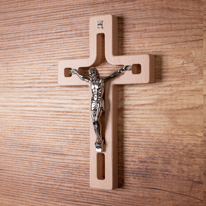 Croix suspendue en bois moderne avec pasion naturel 25x16x1.6cm