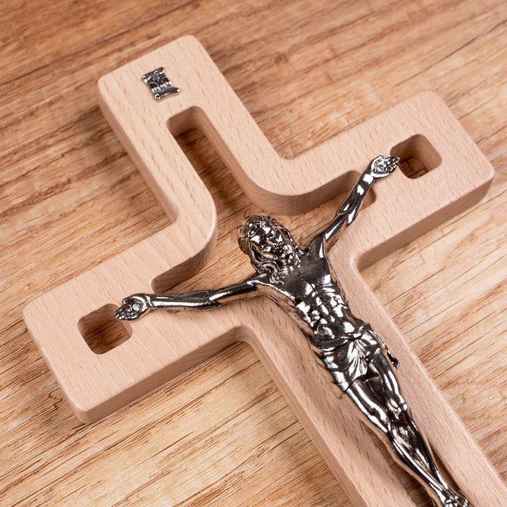 Croix suspendue en bois moderne avec pasion naturel 25x16x1.6cm