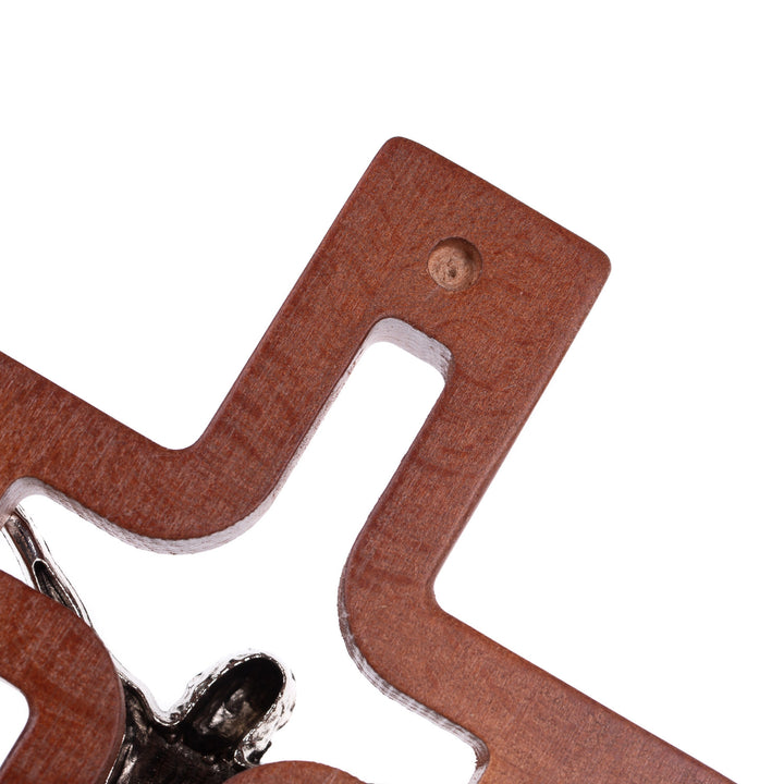 Croix en bois suspendue moderne avec une croix rayée marron 30x18x1.8cm
