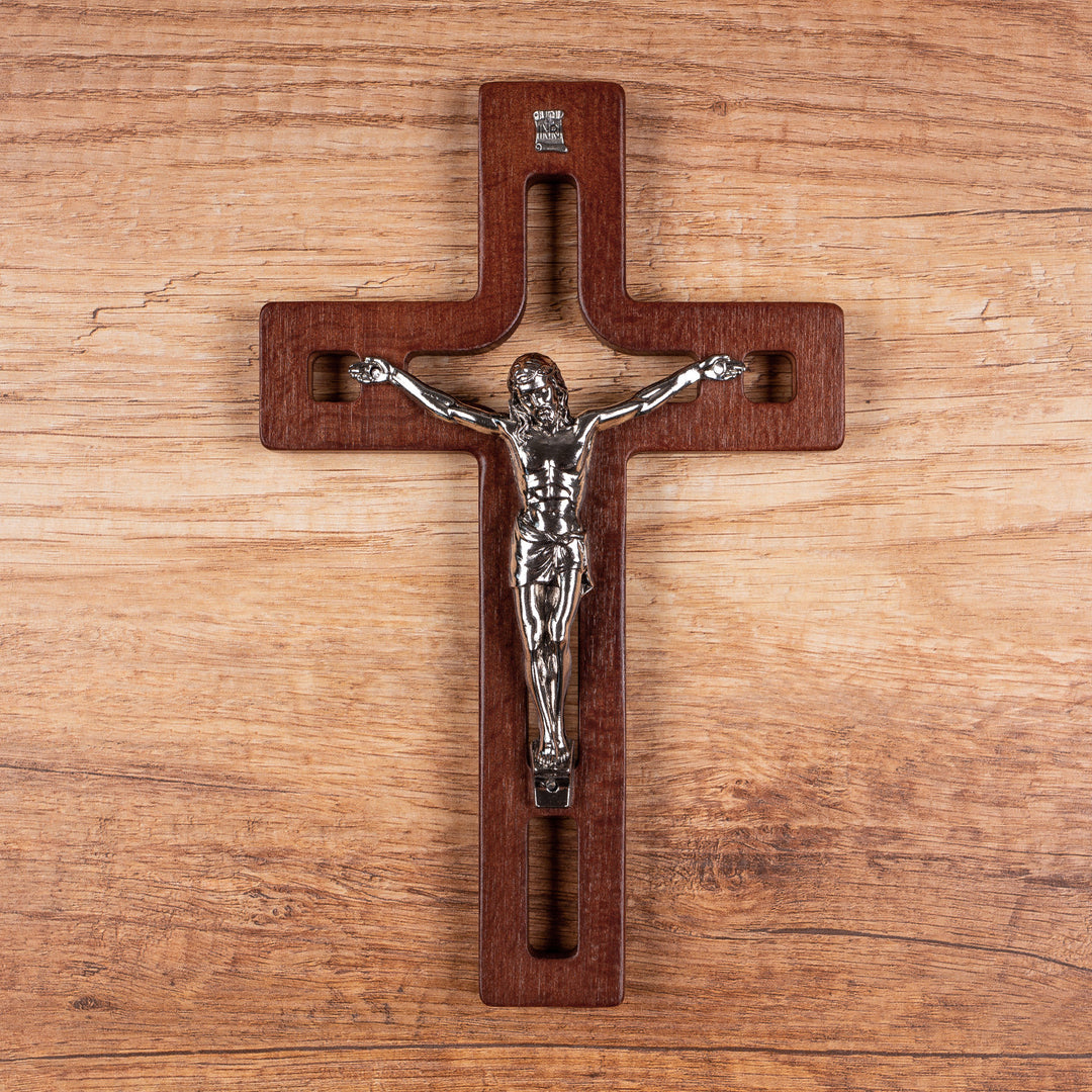 Croix en bois suspendue moderne avec une croix rayée marron 30x18x1.8cm