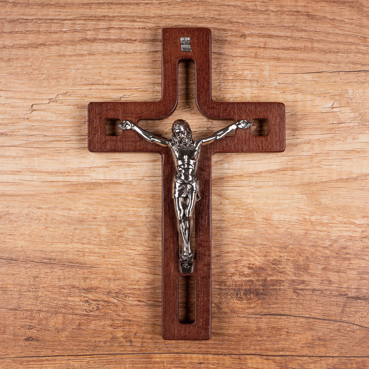 Croix en bois suspendue moderne avec une croix rayée marron 30x18x1.8cm
