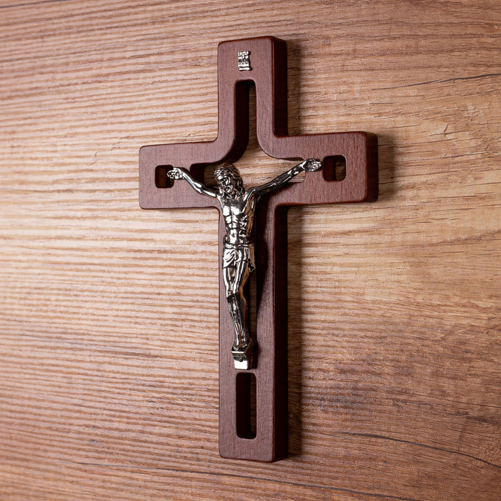 Croix en bois suspendue moderne avec une croix rayée marron 30x18x1.8cm