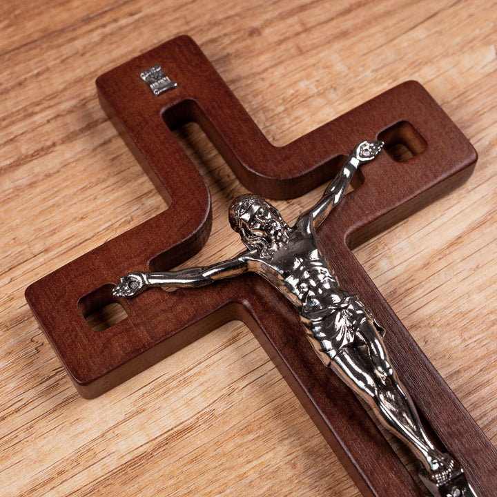 Croix en bois suspendue moderne avec une croix rayée marron 30x18x1.8cm