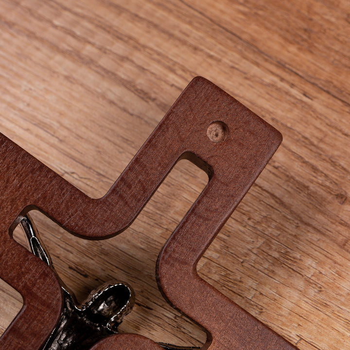Croix en bois suspendue moderne avec une croix rayée marron 30x18x1.8cm